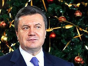 Во Львове на новогоднюю елку повесили обещания Януковича