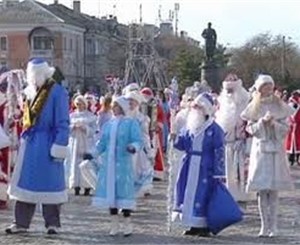 В Севастополе Деды морозы погоняют на роликах 