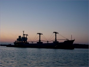 Сухогруз, севший на мель у Тарханкута, начали обследовать