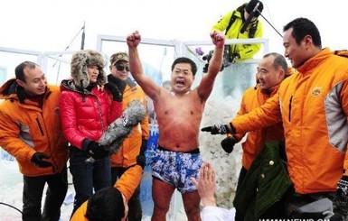 Голый китаец просидел в колбе со льдом 120 минут