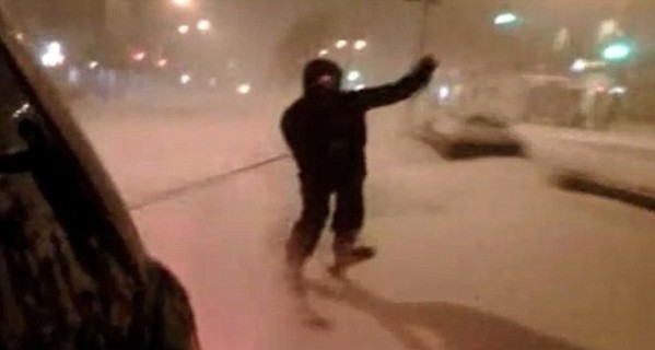 Снег сводит с ума американцев: в центре Манхеттена люди катаются на лыжах