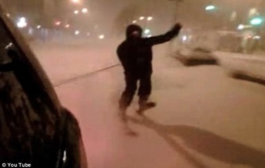 Снег сводит с ума американцев: в центре Манхеттена люди катаются на лыжах