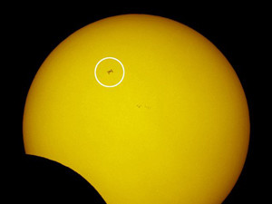 Во время затмения на диске Солнца появилась … МКС