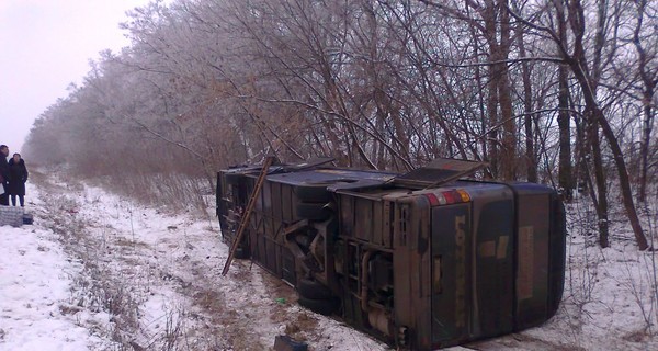 В Харьковской области перевернулся автобус