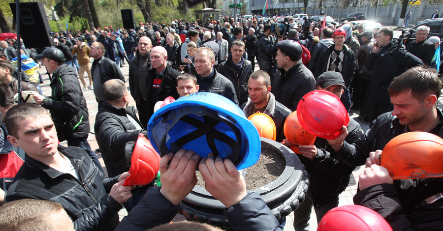 Под зданием парламента шахтеры митингуют второй день.