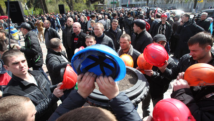 Под зданием парламента шахтеры митингуют второй день.