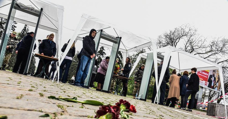 Одесса, вход на Куликово поле. 2 мая 2015 года. 