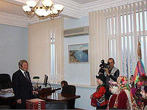 Люди в вышиванках вынесли из кабинета запорожского мэра все конфеты