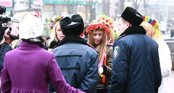 Милиция начала арестовывать даже одетых активисток FEMEN