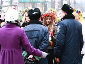 Суд оправдал активистку FEMEN, которую задержали во время акции Free hugs