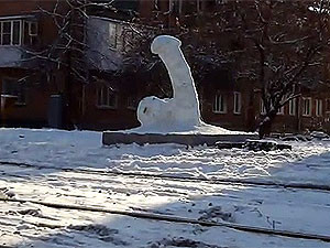 В Харькове умельцы соорудили из снега трехметровый фаллос