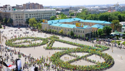 В Харькове выстроили живой велосипед.