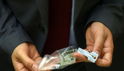 Депутатам подарили ключи с докладом Порошенко