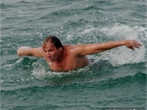 Севастополец в честь Крещения переплыл Южную бухту