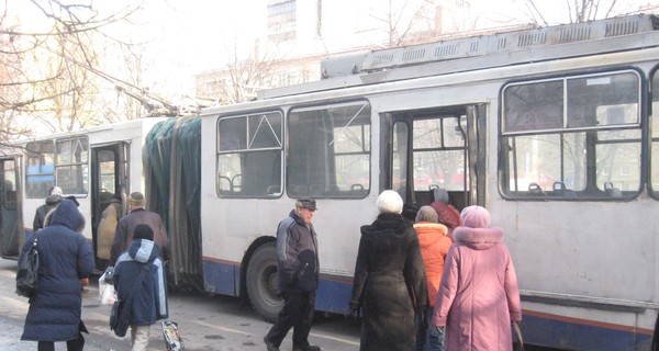 После удара током в троллейбусе женщина попала в больницу