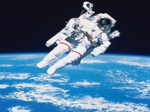Российские космонавты провели в открытом космосе пять с половиной часов