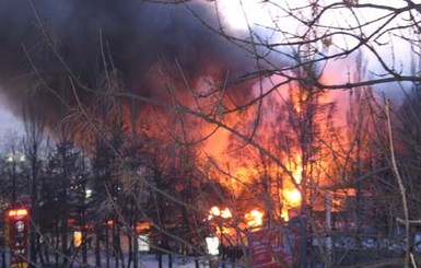 В России сгорел торговый центр, есть погибшие