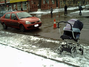 В Киеве машина сбила маму с годовалым ребенком