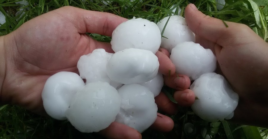 На Закарпатье выпал град размером с куриное яйцо