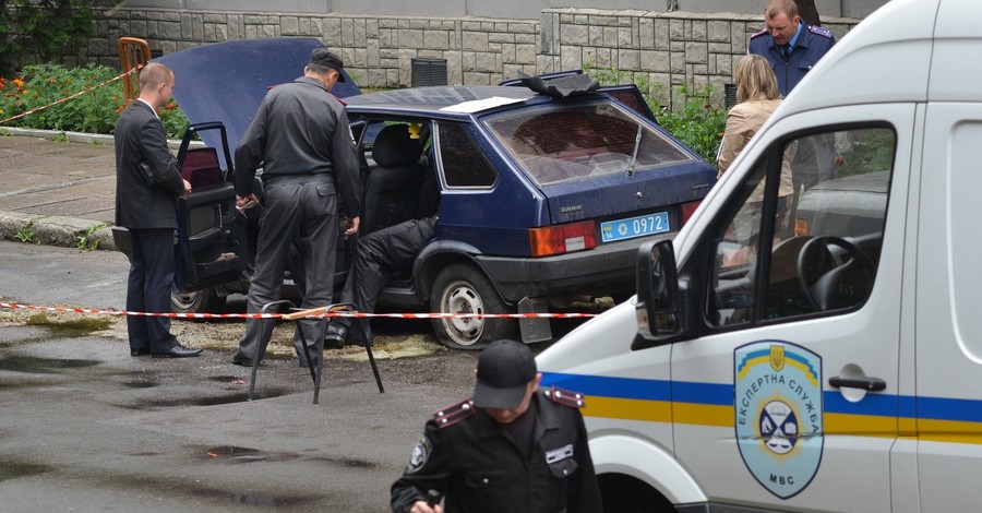 Во Львове взорвали милицейский автомобиль.