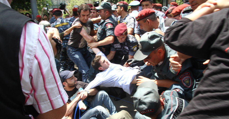 Полицейские во время разгона электромайдана в Ереване: 