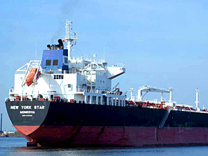 Пираты дважды атаковали танкер с россиянами и украинцами на борту