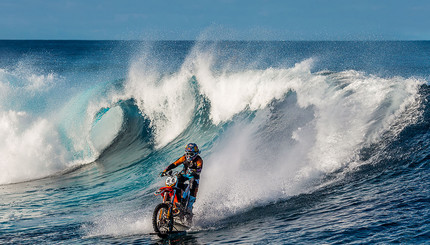 Мотогонщик-каскадер Робби Мэддисон прокатился на мотоцикле по волнам.