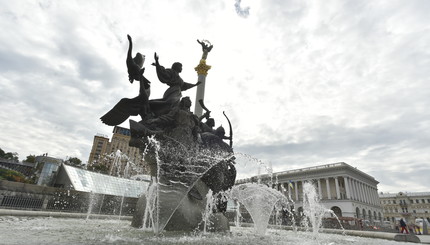 В Киеве на Майдане Незалежности запустили фонтаны