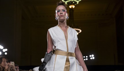 На неделе моды в Нью-Йорке выступает Ребекка Маринэ с протезом руки