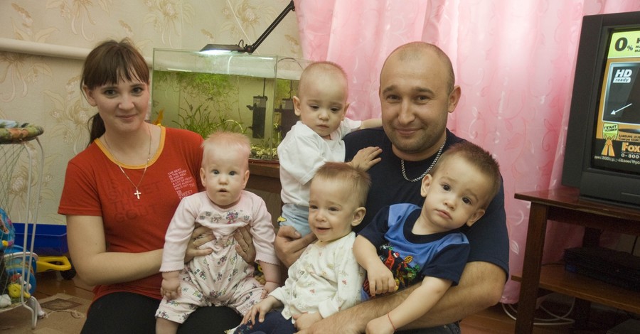 Родители крымских четвернят наконец-то стали хозяевами новой квартиры