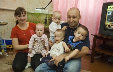 Родители крымских четвернят наконец-то стали хозяевами новой квартиры