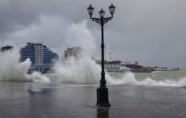 В Севастополе из-за шторма перенесли парад 