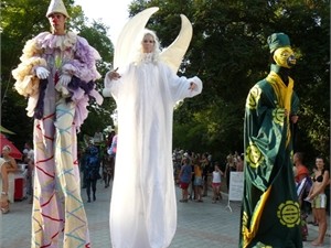 Крымчане на ходулях станцуют на карнавале в Европе