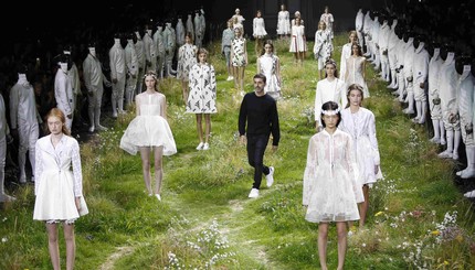На неделе моды в Париже модели дефилировали на лугу с цветами