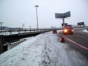 В Киеве с Южного моста упала фура