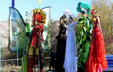 Крымские ходулисты зажгут на Европейском карнавале