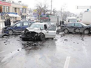 Масштабная авария в Киеве: неуправляемая иномарка трощила машины и едва не убила троих людей