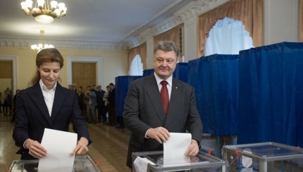На местные выборы Порошенко приехал на мерседесе, а Саакашвили на велосипеде