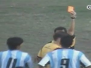 В Аргентине во время матча арбитр показал 36 красных карточек
