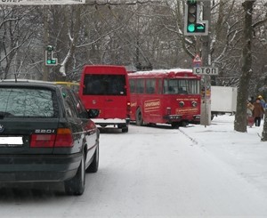 Из-за гололеда в Симферополе образовались километровые пробки 