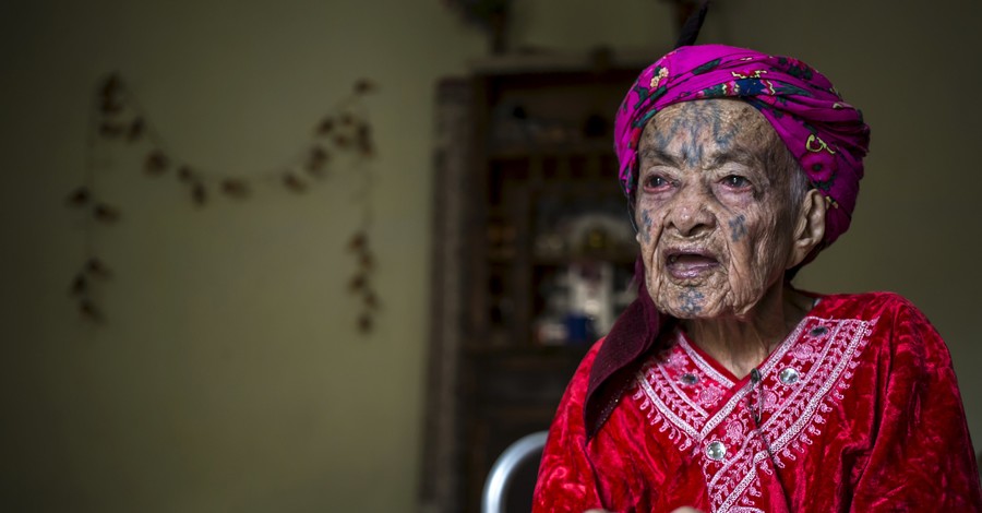 Женщина с татуировкой на лице