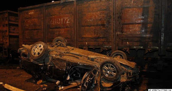 В Керчи «Субару» рухнул с моста на вагон поезда