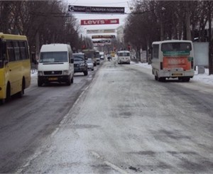 Симферопольские коммунальщики посыпали песком главные улицы