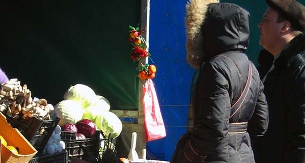 На рынке появились редиска и молодая капуста 