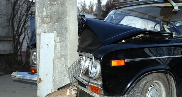 В Киеве 76-летний водитель потерял сознание и въехал в столб 