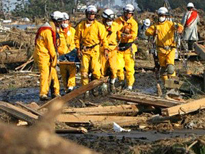 Японские спасатели нашли под завалами двоих выживших после землетрясения