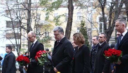 В Киеве почтили память погибших в результате терактов в Париже