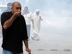 Демонстрантов в Бахрейне разгоняют слезоточивым газом