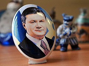 В Донецком райисполкоме торгуют тарелками и пазлами с Януковичем