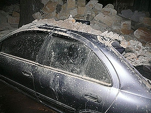 В Одессе обрушилась стена на автомобиль